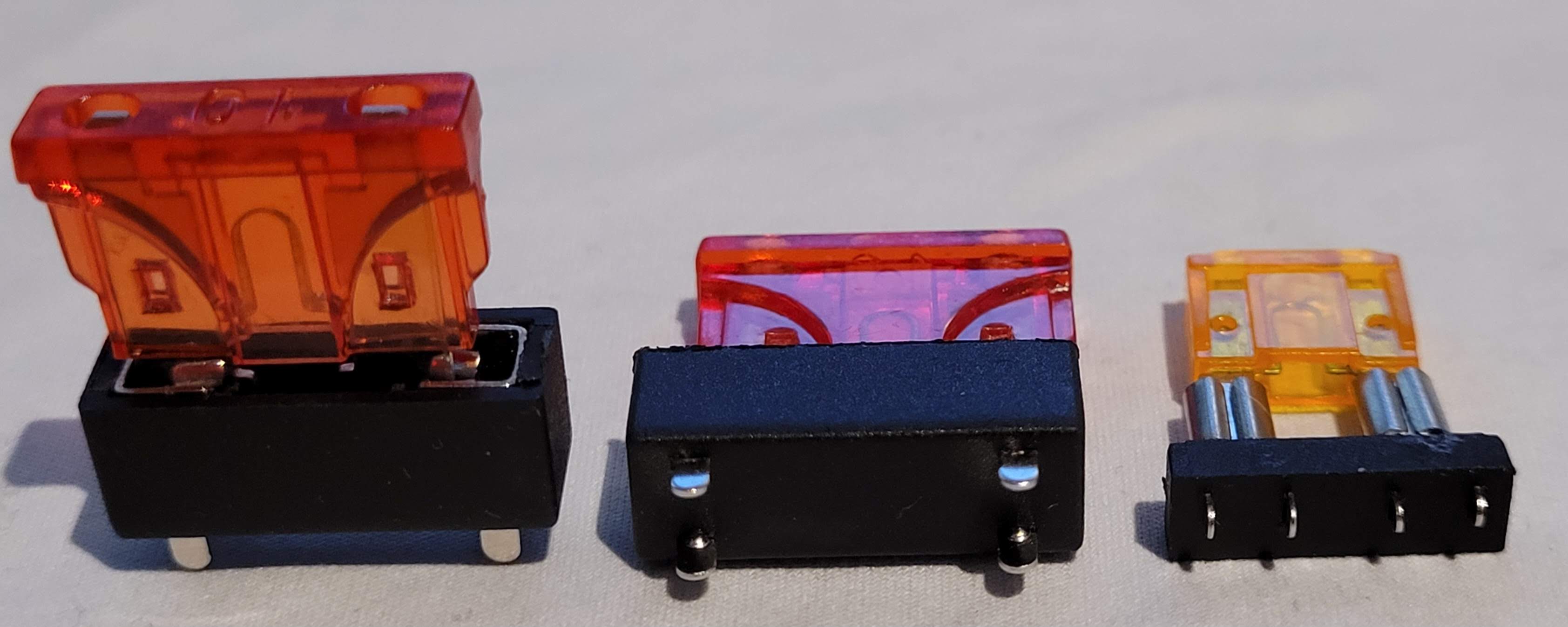 Pic of standard and mini fuses, plus holders